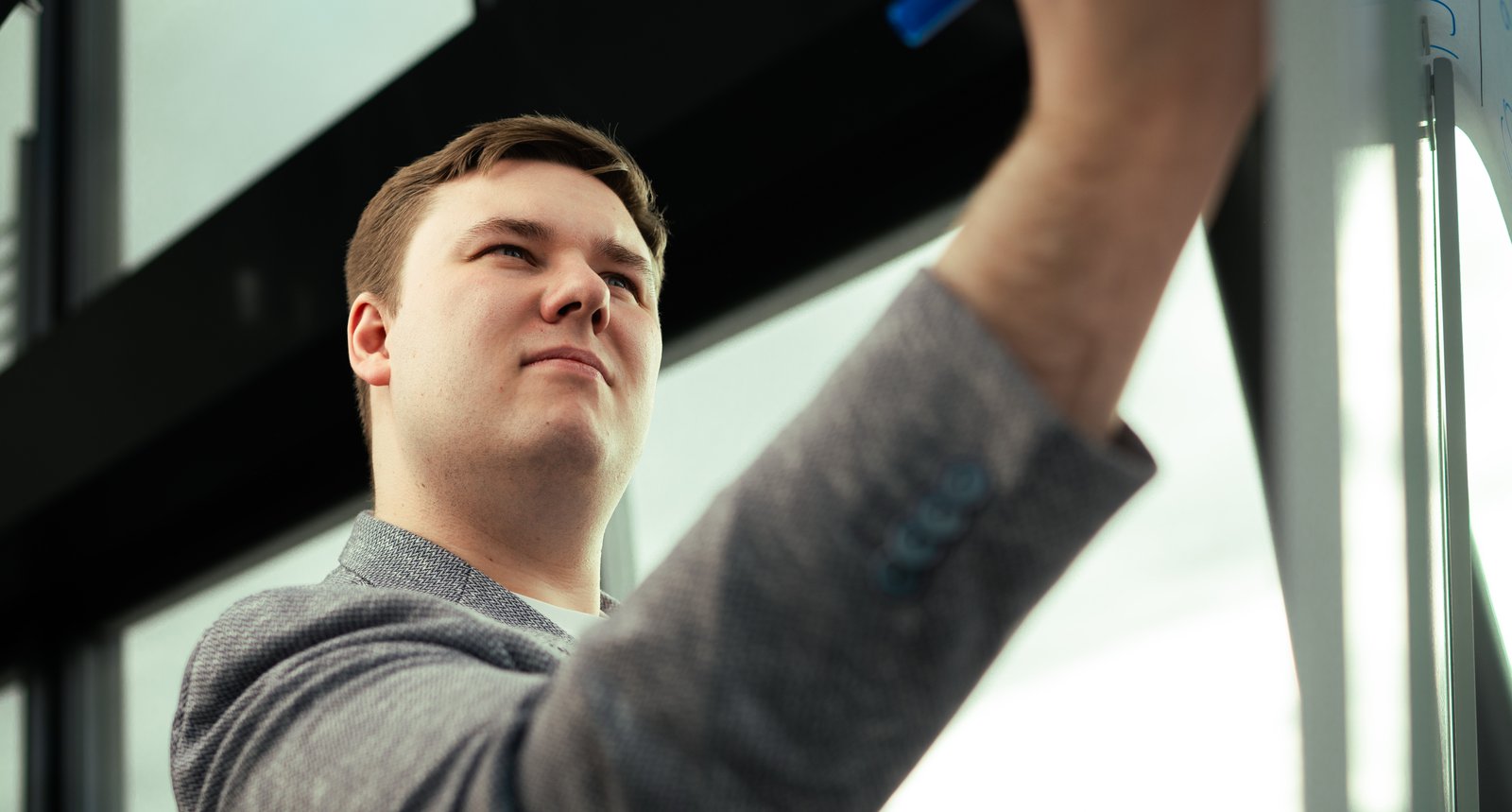 Felix Klauke vor einer Projektionsfläche